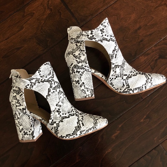 ‼️PRICE IS FIRM ‼️Snakeskin open side booties - Picture 4 of 8